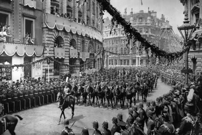 23 Juni 1911 artileri kuda kerajaan menunggangi jalan-jalan london sebagai bagian dari perayaan raja george vs penobatan foto oleh london stereoscopic companyhulton archivegetty images