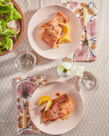 salmon panggang mentega lemon dengan salad bibb