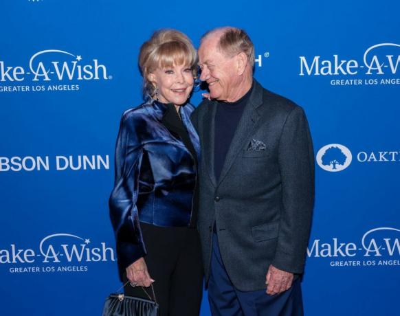 hollywood, california 19 november l r barbara eden dan jon eicholtz hadir membuat harapan lebih besar las wish gala 2022 dipersembahkan oleh gibson dunn di paramount studios pada 19 November 2022 di hollywood, california foto oleh tiffany rosegetty gambar untuk membuat permintaan lebih besar la