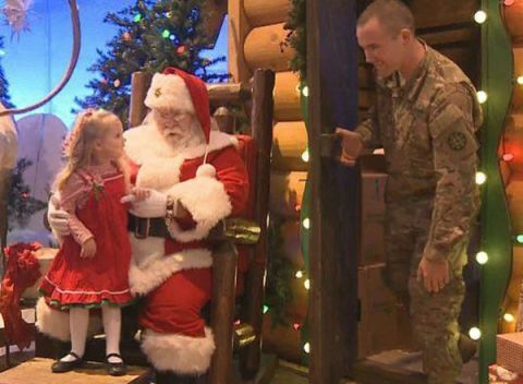 Gadis Kecil Meminta Untuk Melihat Ayah Tentara Untuk Natal Dan Dia Muncul Video