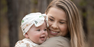 bindi irwin dan bayinya Grace berpelukan