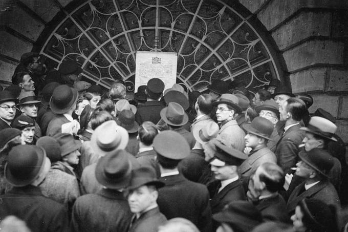 tidak ditentukan sekitar tahun 1936 warga Inggris membaca pengumuman penobatan raja Edward VIII, foto, 22 Januari, Foto tahun 1936 oleh imagnogetty images enlische brger lesen die ankndigung der thronbesteigung knig edward viii, photographie, 22, 1, 1936