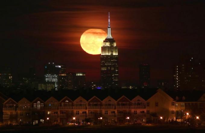 Bulan Purnama Terbit di Belakang Empire State Building di New York City