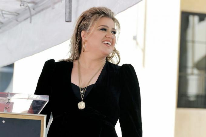 los angeles, california 19 september kelly clarkson dianugerahi bintang di hollywood walk of fame pada 19 september 2022 di los angeles, california foto oleh kevin wintergetty images