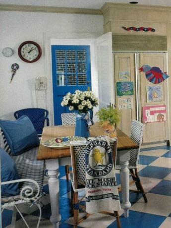 Dapur pedesaan biru-putih dari edisi Maret 1989 Country Living