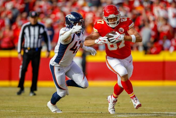 kansas city, bulan januari 01 travis kelce 87 dari kepala kota kansas menangkap pass kuartal pertama di dekat josey Jewell 47 denver broncos di stadion Arrowhead pada 1 Januari 2023 di kota kansas, missouri foto oleh david eulittgetty gambar-gambar