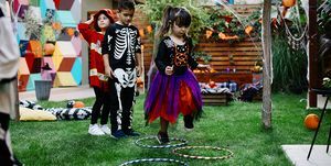 anak-anak bermain permainan hopscotch di pesta halloween