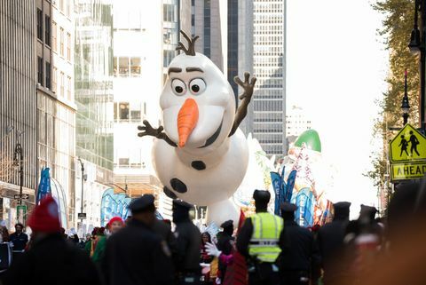 parade hari syukur macy ini olaf float