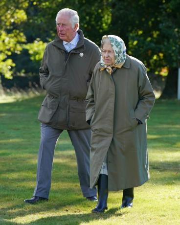 crathie, united kingdom 1 oktober ratu elizabeth ii dan pangeran charles, pangeran wales dikenal sebagai adipati rothesay ketika di skotlandia berjalan ke paviliun kriket real balmoral untuk tandai dimulainya musim tanam resmi untuk kanopi hijau ratu qgc di balmoral estate pada 1 oktober 2021 dekat crathie, scotland the qgc is a uk wide platinum jubilee inisiatif yang akan menciptakan warisan abadi sebagai penghormatan kepada ratu 70 tahun pengabdian kepada bangsa, melalui jaringan pohon yang ditanam atas namanya foto oleh andrew milligan wpa gambar poolgetty