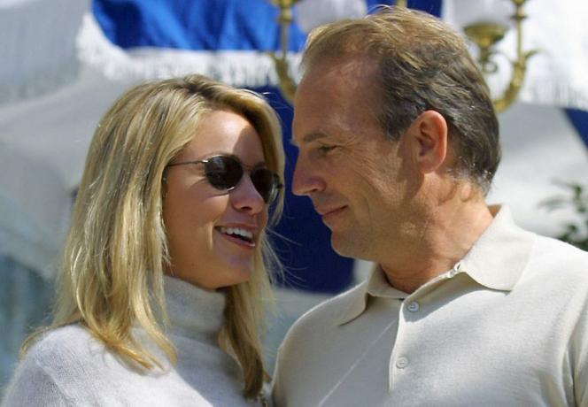 madrid, spanyol kita aktor kevin costner yang mempersembahkan film barunya tiga hari sebagai aktor produser berpose dengan pacarnya christine baumgartner di hotel ritz di madrid 15 maret 2001 kredit foto harus dibaca christophe simonafp via getty gambar-gambar