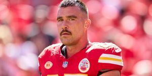 kansas city, mo 24 september travis kelce 87 dari kepala kota kansas menonton sebelum kickoff melawan chicago beruang di lapangan geha di stadion kepala panah pada 24 september 2023 di kota kansas, missouri foto oleh cooper neillgetty gambar-gambar