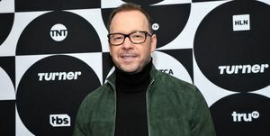 pasadena, ca 11 februari donnie wahlberg berpose di ruang hijau selama tur pers musim dingin tca turner 2019 di langham huntington hotel and spa pada 11 februari 2019 di pasadena, california 505702 foto oleh john sciulligetty images for tukang bubut