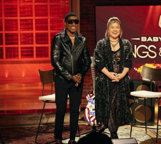 the kelly clarkson show episode j112 digambarkan l r kenneth babyface edmonds, kelly clarkson foto oleh weiss eubanksnbcuniversal via getty images