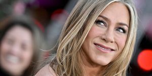 jennifer aniston di pemutaran perdana misteri pembunuhan netflix 2 di los angeles