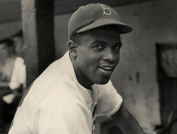 sekitar tahun 1945 potret brooklyn dodgers infielder jackie robinson berseragam photo by hulton archivegetty images