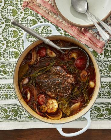 daging sapi rebus dengan tomat dan bawang bombay