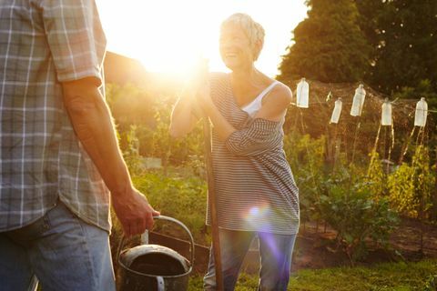 Tukang kebun perempuan yang bahagia dan percaya diri