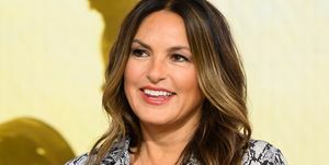 Anggota pemeran 'law and order svu' mariska hargitay memposting foto instagram suaminya peter hermann