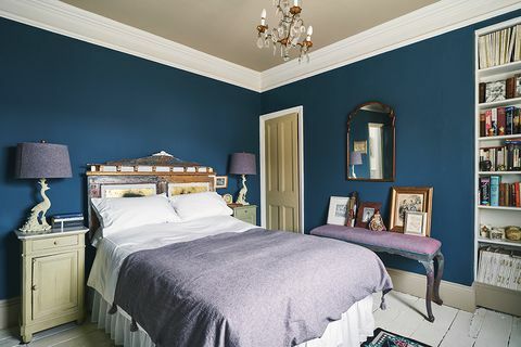 kamar tidur biru dan ungu murung di rumah oxford annie sloan