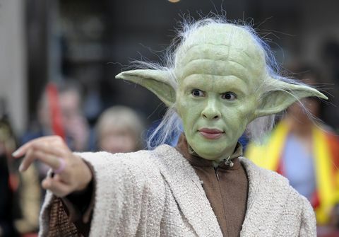 hari ini tanggal udara 10302009 digambarkan l r hoda kotb sebagai yoda nbc berita hari ini pembawa acara merayakan halloween dengan berdandan dalam perang bintang mewah kostum dan memanjakan diri dalam jedi jeopardy di plaza foto oleh peter kramernbcu photo banknbcuniversal via getty images via getty gambar-gambar