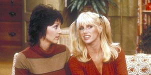 joyce dewitt sebagai janet wood dan suzanne somers sebagai chrissy snow dalam adegan dari three's company 1979