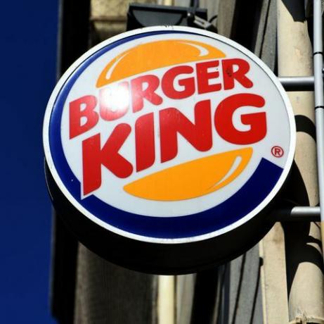 marseille, prancis 20200718 logo burger king terlihat di cabang restoran di marseille foto oleh gerard bottinosopa imageslightrocket via getty images