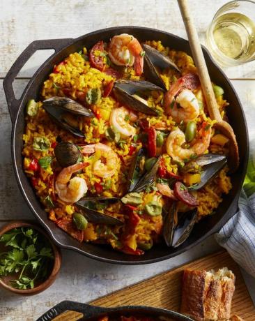 seafood dan chorizo ​​paella dengan paprika