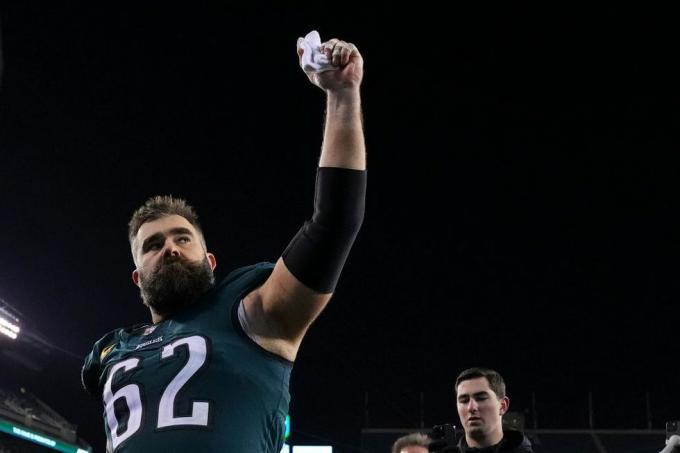 philadelphia, pa 21 januari jason kelce 62 dari elang philadelphia bereaksi melawan raksasa new york selama nfc pertandingan playoff divisi di lincoln financial field pada 21 Januari 2023 di philadelphia, pennsylvania foto oleh mitchell gambar kiri