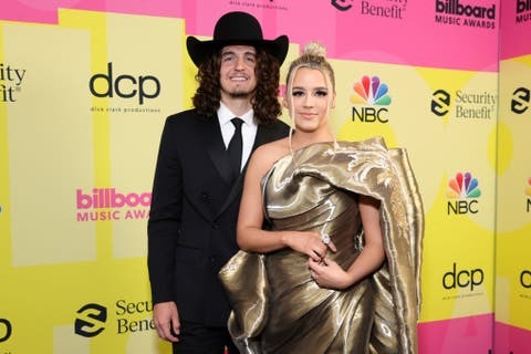 los angeles, california 23 Mei l r cade foehner dan gabby barrett berpose di belakang panggung untuk musik billboard 2021 penghargaan, disiarkan pada 23 Mei 2021 di Microsoft Theater di Los Angeles, California Foto oleh Rich Furygetty Images untuk dcp