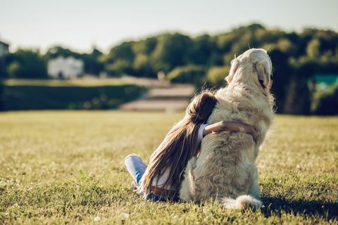 Gadis dengan anjing di luar