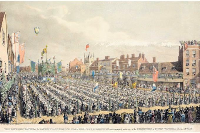 Pesta jalanan besar 2dc2h9w untuk 5000 orang di pasar, wisbech, pulau ely, cambridgeshire, inggris tanggal 28 Juni 1838 untuk merayakan penobatan ratu victoria, dicetak oleh george johann scharf setelah jp hunter, 1838