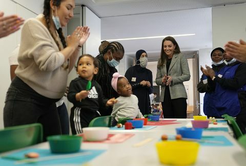 london, england februari 08 catherine, duchess of cambridge berinteraksi dengan anak-anak selama lokakarya memasak di pact orang tua dan anak-anak bersama di southwark pada 8 februari 2022 di london, inggris bangsawan akan bertemu dengan sukarelawan dan peserta dari pakta southwarks mingguan mumspace group, yang menyediakan ruang yang ramah bagi orang tua setempat untuk mendiskusikan masalah yang relevan dan mengatasi setiap tantangan yang mereka hadapi photo by alastair grant wpa poolgetty gambar-gambar