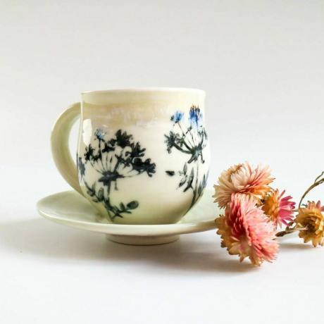 Cangkir Porselen dan Piring dalam Desain Bunga Hedgerow