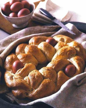 roti paskah tsoureki