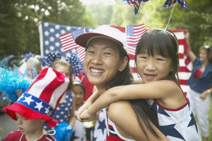 ibu dan anak perempuan asia di parade keempat Juli