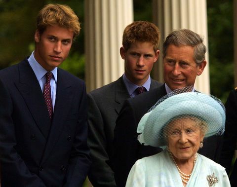 Pangeran William, Pangeran Harry dan Pangeran Charles bersama Ibu Suri selama perayaan tahun 2001.