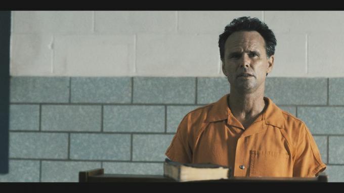 Walton Goggins sebagai boyd crowder dalam pakaian penjara oranye dengan akhir zaman purba kota yang dibenarkan Alkitab