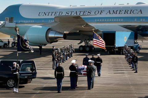 Upacara Keberangkatan Diadakan Sebagai Tubuh Presiden Bush Terbang ke Washington DC