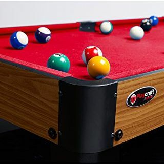 Pool Table dengan Kain Merah