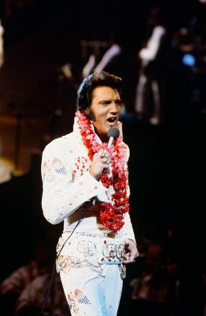 elvis aloha from hawaii memfoto elvis presley selama pertunjukan langsung di pusat internasional honolulu di honolulu, hawaii pada 14 januari 1973 untuk foto khusus nbc-nya oleh gary nullnbcu foto banknbcuniversal via getty images via getty gambar-gambar