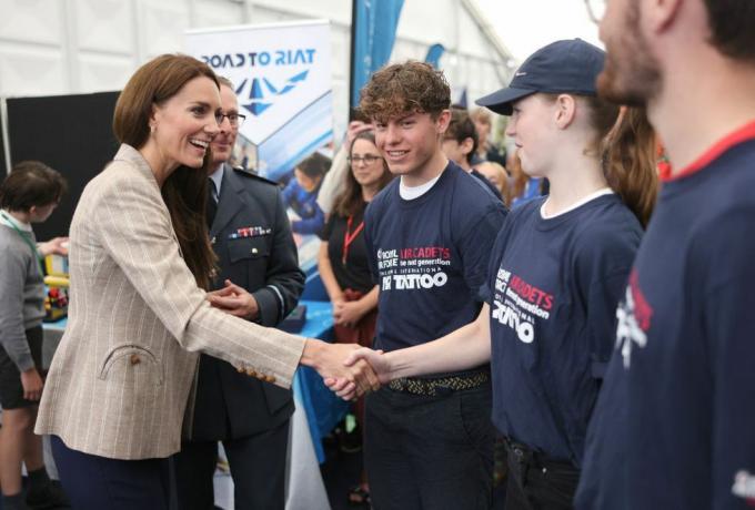 britains catherine, princess of wales l bertemu kadet di zona techno, yang bertujuan untuk menginspirasi kaum muda untuk menjelajahi sains, teknologi, teknik, dan matematika selama kunjungan ke tato udara di raf fairford pada 14 Juli 2023 di fairford, inggris tengah foto oleh chris jackson pool afp foto oleh chris jacksonpoolafp via getty gambar-gambar