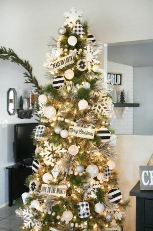 ide dekorasi pohon natal hitam dan putih