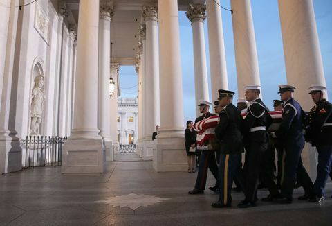 Para Pemimpin Kongres Menyambut Upacara Kedatangan Di Capitol Untuk Mendiang Presiden George H.W. semak