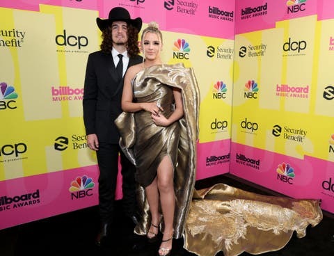 los angeles, california 23 Mei l r cade foehner dan gabby barrett berpose di belakang panggung untuk musik billboard 2021 penghargaan, disiarkan pada 23 Mei 2021 di Microsoft Theater di Los Angeles, California Foto oleh Rich Furygetty Images untuk dcp