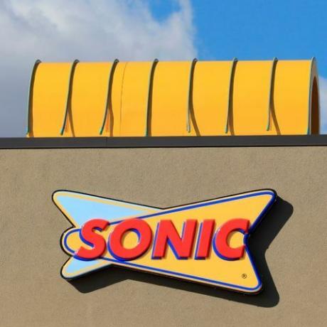 close up logo sonic restaurant drive di depan toko, utara idaho foto oleh don melinda crawfordedukasi imagesuniversal images group via getty images