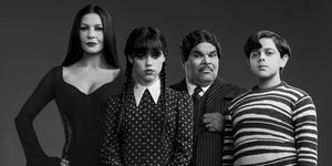 rabu l ke r catherine zeta jones sebagai morticia adams, jenna ortega sebagai addams rabu, luis guzmán sebagai gomez addams, issac ordonez sebagai pugsley addams dalam rabu cr milik netflix © 2022