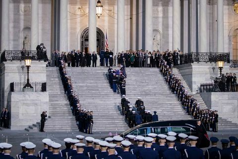 Para Pemimpin Kongres Menyambut Upacara Kedatangan Di Capitol Untuk Mendiang Presiden George H.W. semak