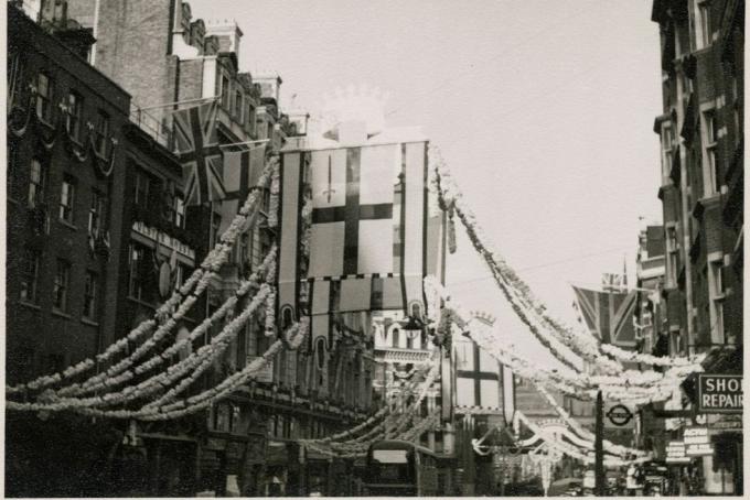 jalan armada, kota london, otoritas london yang lebih besar, 1953 pemandangan bendera yang digantung di gedung-gedung dan di tengah jalan armada, tempat dekorasi digantung, untuk penobatan elizabeth ii penobatan elizabeth ii berlangsung pada tanggal 2 juni 1953 bendera yang tergantung di tengah jalan armada di foto ini adalah bendera kota london, yang menampilkan pedang merah di bagian kiri atas patung st georges cross artis jr uppington foto oleh oleh englandheritage images via getty gambar-gambar