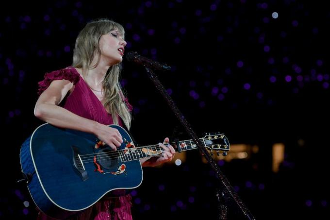 kansas city, missouri juli 08 editorial hanya menggunakan tidak ada sampul buku taylor swift tampil di atas panggung pada malam hari dua tur taylor swift the eras di lapangan geha di stadion kepala panah pada 08 Juli 2023 di kota kansas, missouri foto oleh fernando leontas23getty gambar untuk hak tas pengelolaan