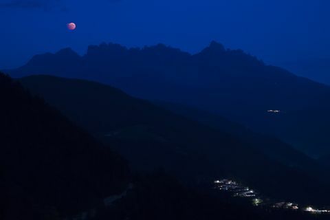 Gerhana bulan bulan darah terlihat dari observatorium San Valentino, BZ, Tyrol Selatan, Italia